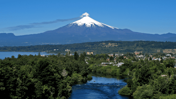 Vista panorámica de la ciudad de Villarrica. En el fondo el volcán.