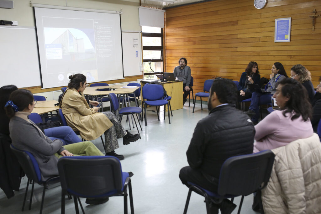 Alfredo Gaete realiza charla sobre la Política Nacional de Convivencia Educativa.