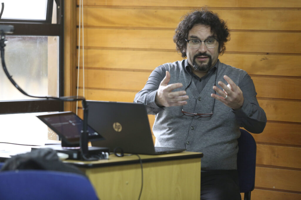 Alfredo Gaete realiza charla sobre la Política Nacional de Convivencia Educativa.