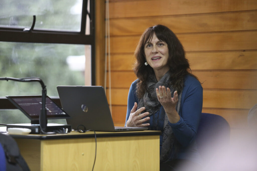 Laura Luna realiza charla sobre la Política Nacional de Convivencia Educativa.