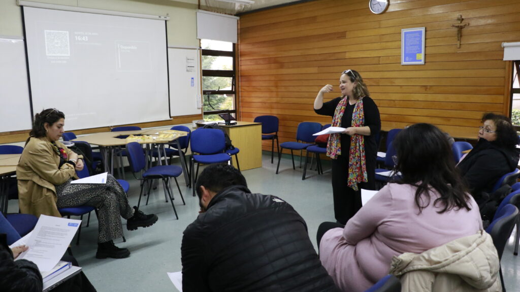 Viviana Hojman realiza charla sobre la Política Nacional de Convivencia Educativa.
